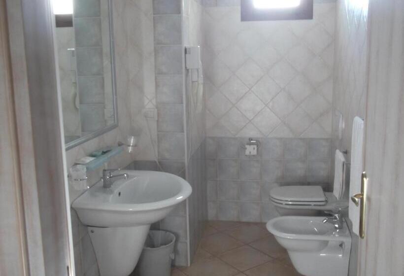 חדר קומפורט, Tabby