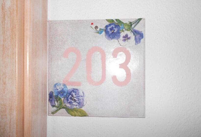 חדר קומפורט, Tabby