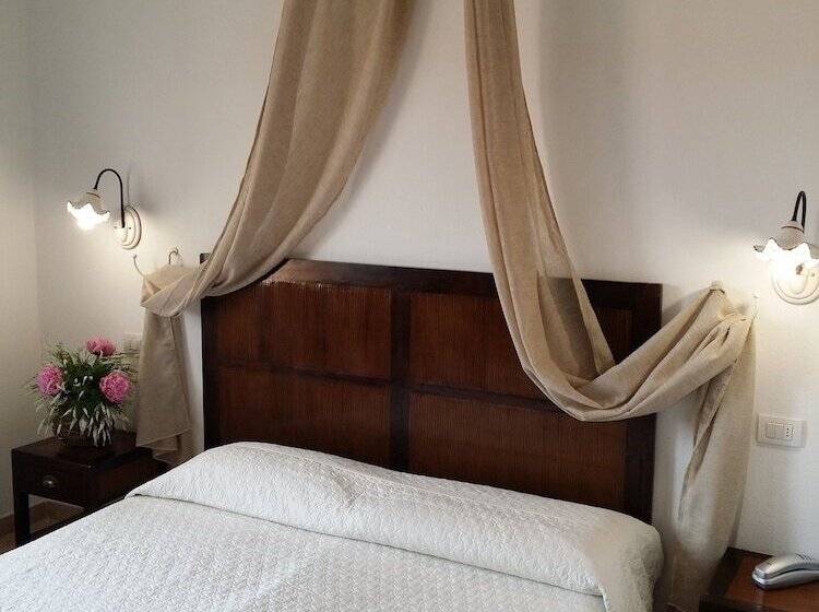 חדר קומפורט, Tabby