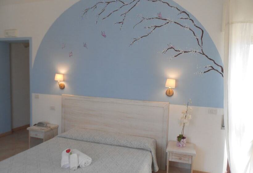 חדר סטנדרט לארבעה נוף לים, Tabby