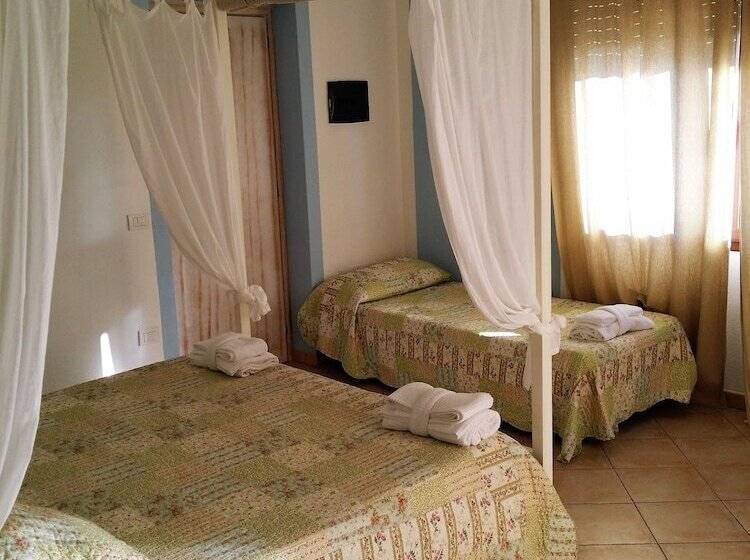 חדר סטנדרט לארבעה נוף לים, Tabby