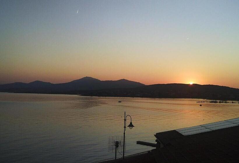 חדר סטנדרט לארבעה נוף לים, Tabby