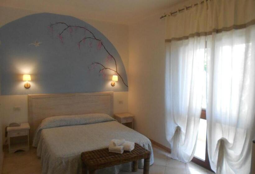 חדר סטנדרט לארבעה נוף לים, Tabby