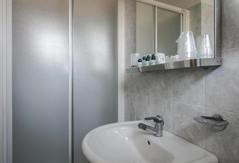 غرفة قياسية رباعية مزودة بشُرفة, Taormina