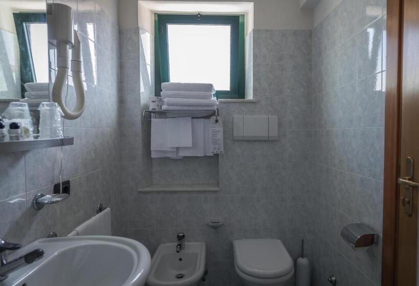 חדר לארבעה סטנדרטי עם מרפסת, Taormina