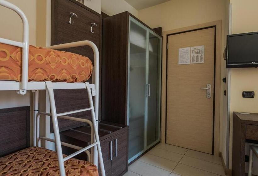 غرفة قياسية رباعية مزودة بشُرفة, Taormina