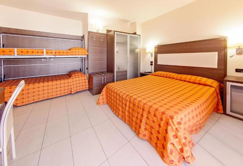 غرفة قياسية رباعية مزودة بشُرفة, Taormina