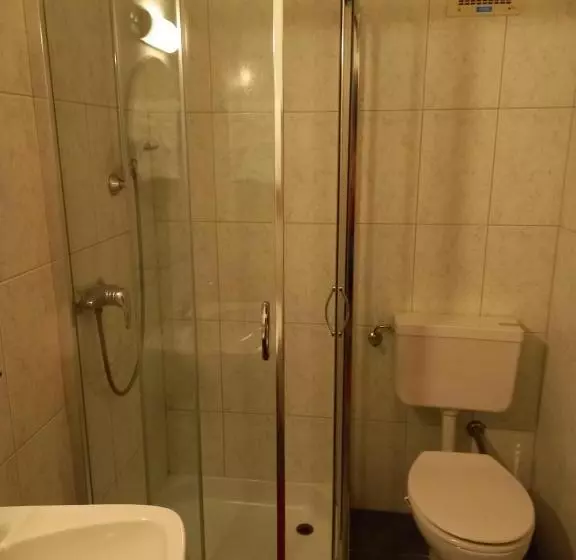 Standard Neljän Hengen Huone, Gasthof Zum Pfandl