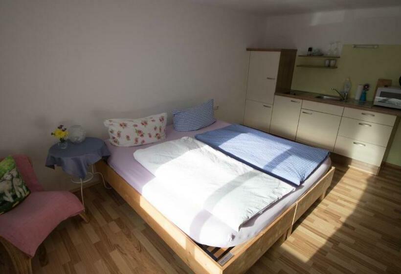 استودیو استاندارد با چشم‌انداز باغ, Rauhbergerhof