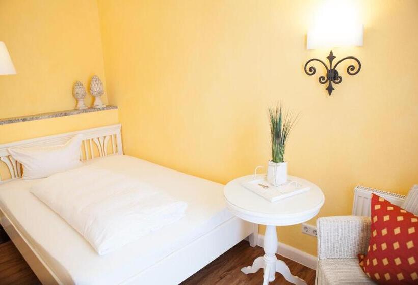 غرفة قياسية فردية مزودة بشُرفة, Hirsch1783 Hotel Landhaus