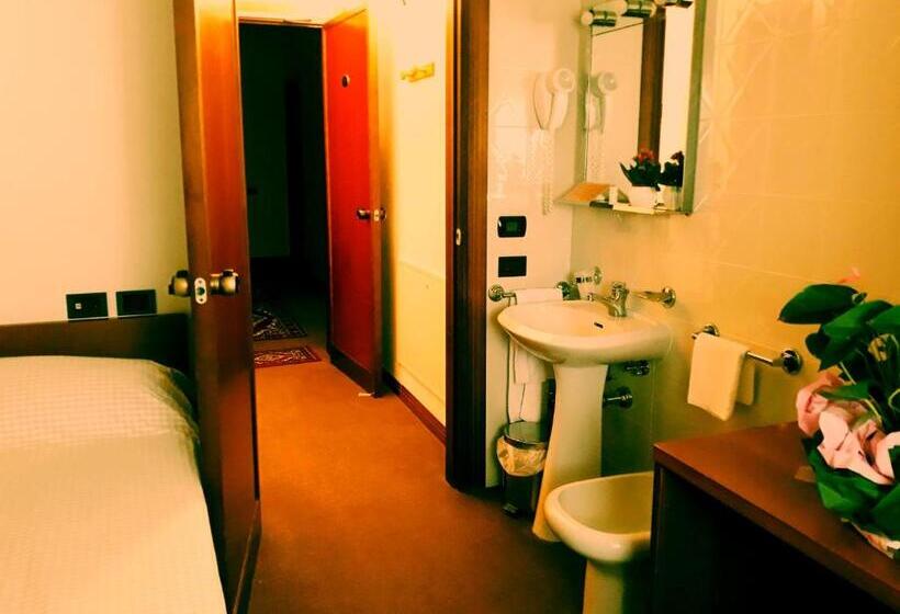 标准三人间, Cima