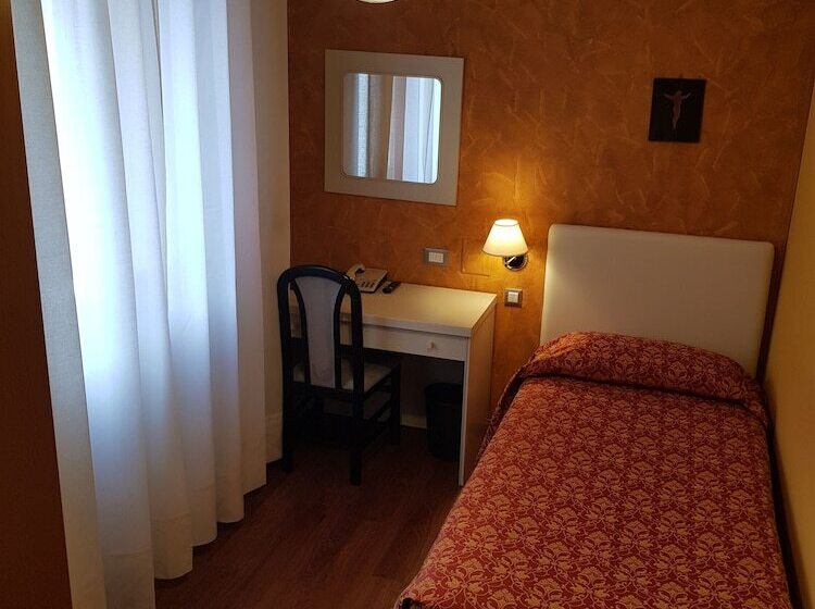 غرفة قياسية فردية, Diana