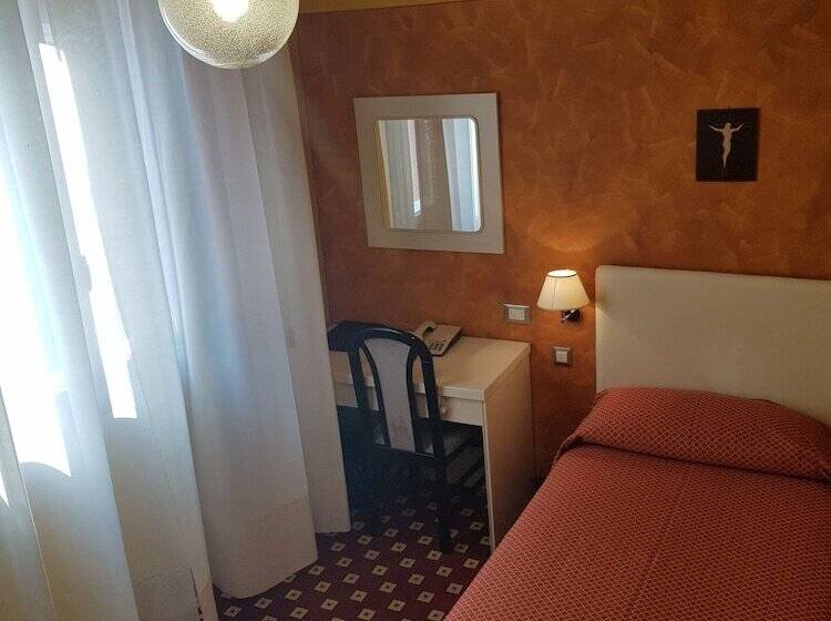 غرفة قياسية فردية, Diana