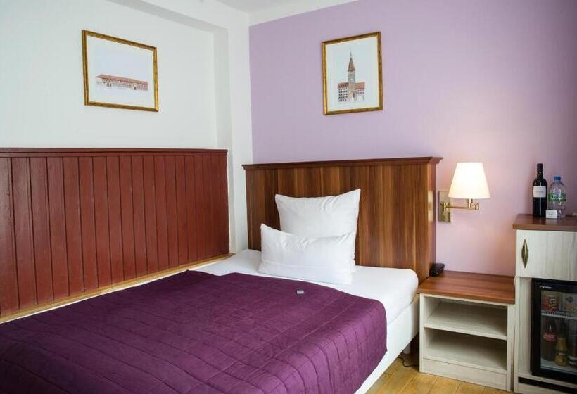 标准单人间, Elch