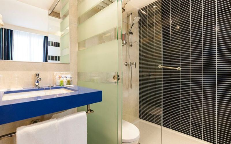 スイート, L Initial