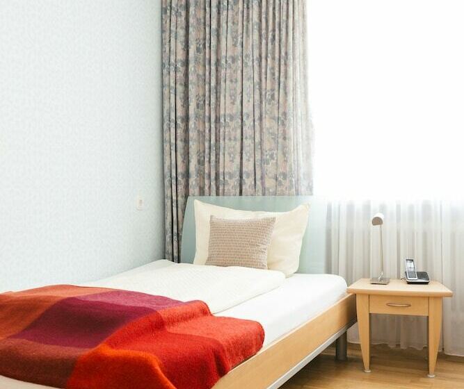 标准单人间, St. Peter