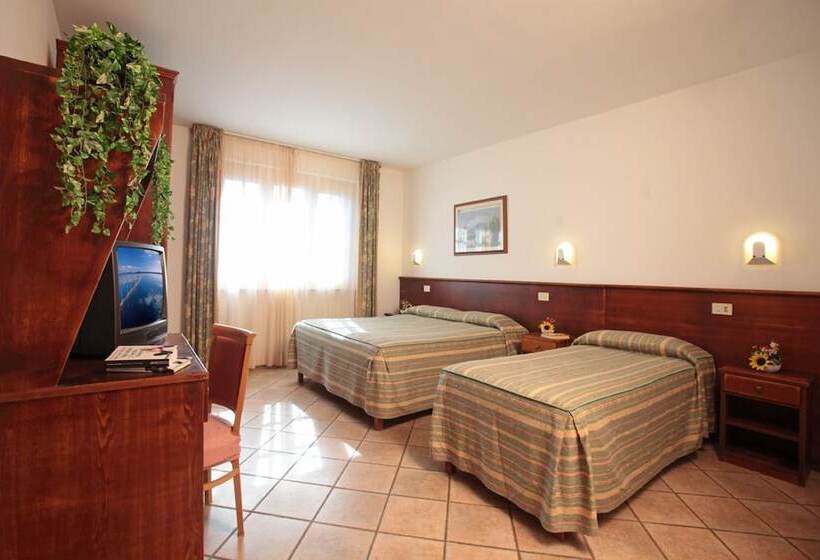 اتاق استاندارد سه نفره, Tris