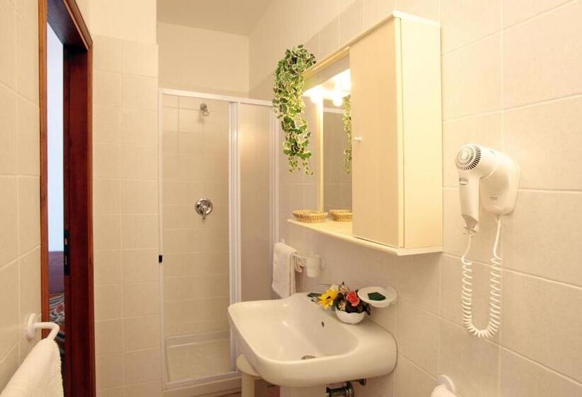 اتاق استاندارد سه نفره, Tris