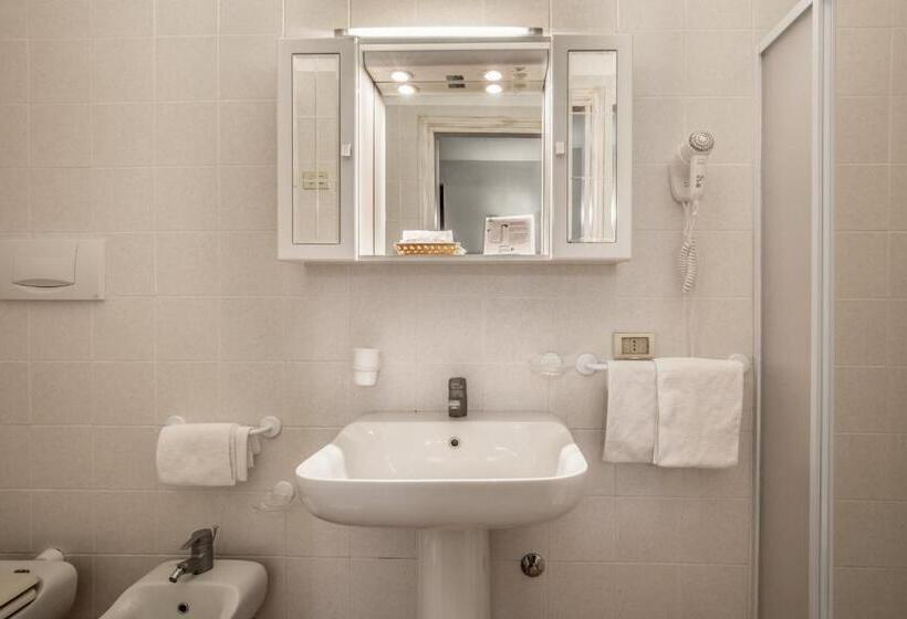 استودیو استاندارد با بالکن, Tris