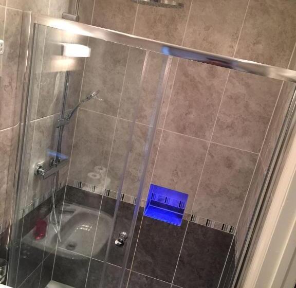 Standard Triple Room, Charlotte Guest House