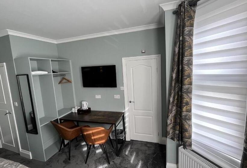 Standard Quadruple Room, Charlotte Guest House