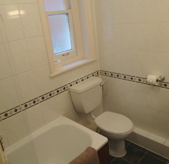 Standard Cuadruple Room Shared Bathroom, Charlotte Guest House