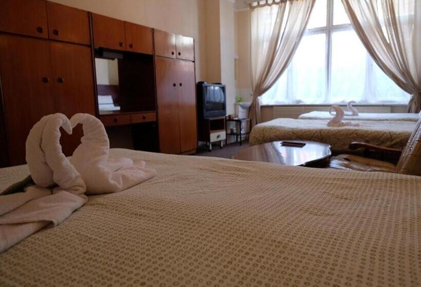 Standard Cuadruple Room Shared Bathroom, Charlotte Guest House