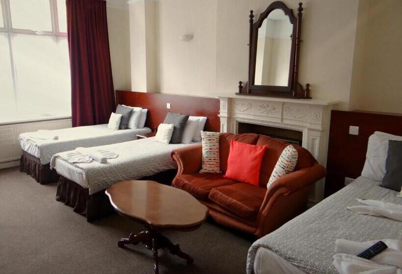 Standard Cuadruple Room Shared Bathroom, Charlotte Guest House