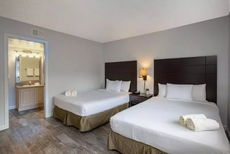 Standard Cuadruple Room Shared Bathroom, Charlotte Guest House