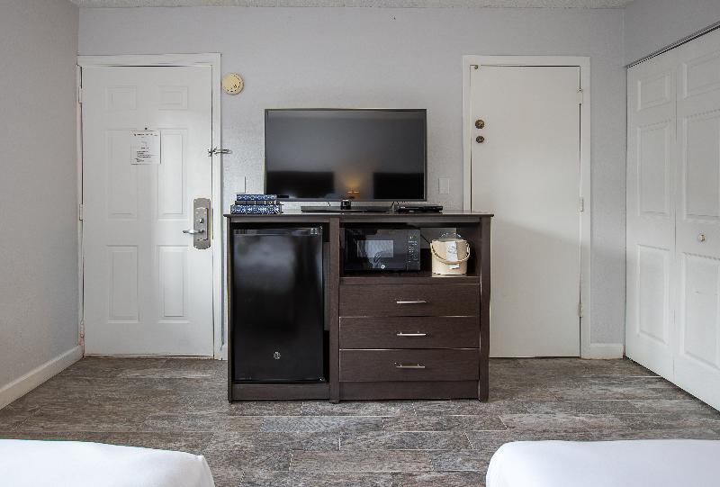 Standard Cuadruple Room Shared Bathroom, Charlotte Guest House