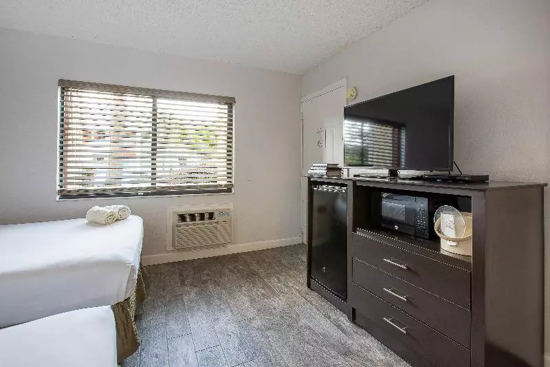 Standard Cuadruple Room Shared Bathroom, Charlotte Guest House
