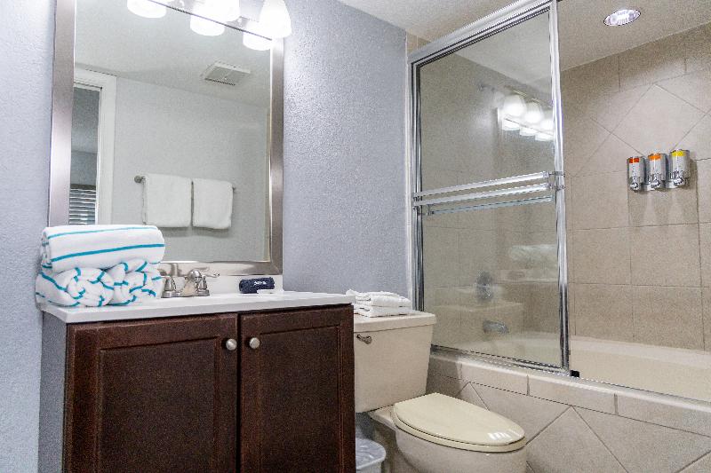 Standard Cuadruple Room Shared Bathroom, Charlotte Guest House