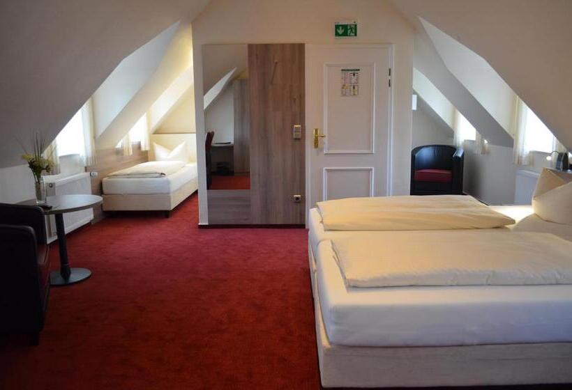 Семейный Номер, Altes Landhaus