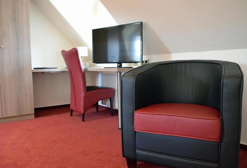 Семейный Номер, Altes Landhaus