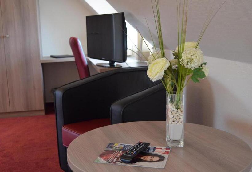 Семейный Номер, Altes Landhaus