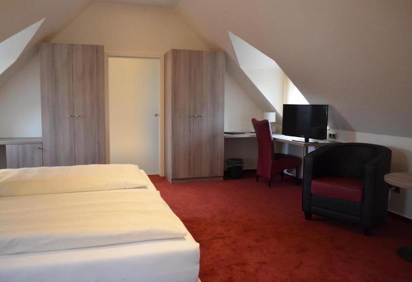 Семейный Номер, Altes Landhaus