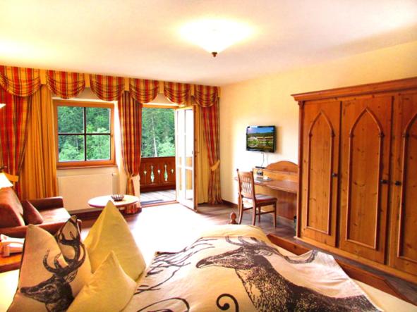 חדר סופריור, Feuriger Tatzlwurm