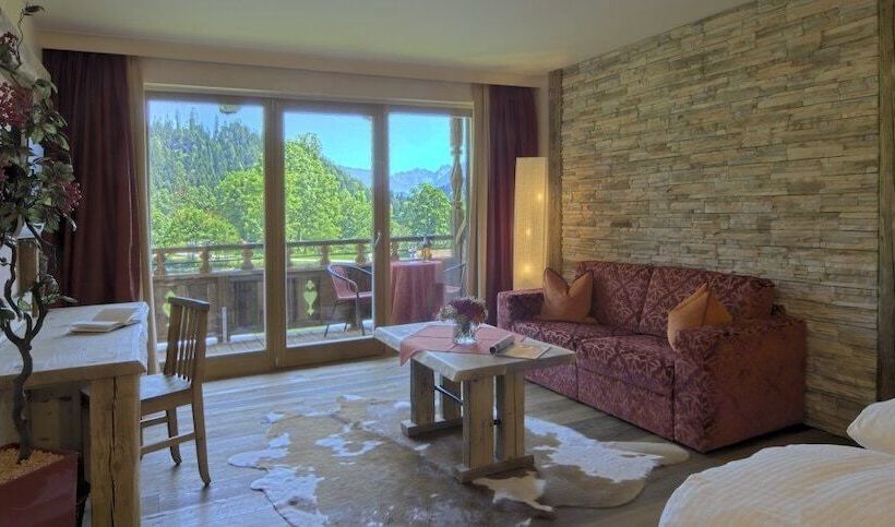 חדר משפחתי, Feuriger Tatzlwurm