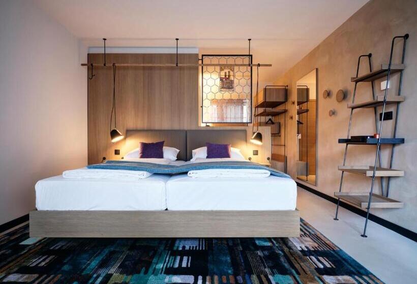 디럭스 룸, Zur Post