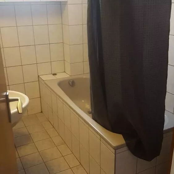 اتاق استاندارد یک تخته با سرویس بهداشتی مشترک, Gz Hostel Bonn