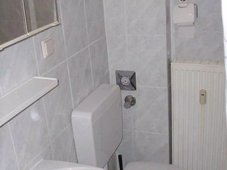 اتاق استاندارد با سرویس بهداشتی مشترک, Gz Hostel Bonn