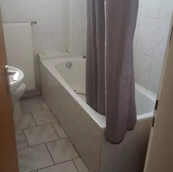 اتاق استاندارد سه تخته با سرویس بهداشتی مشترک, Gz Hostel Bonn