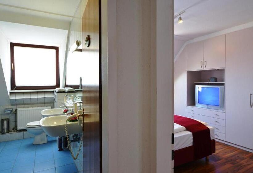 1 Bedroom Penthouse Apartment, Am Spichernplatz
