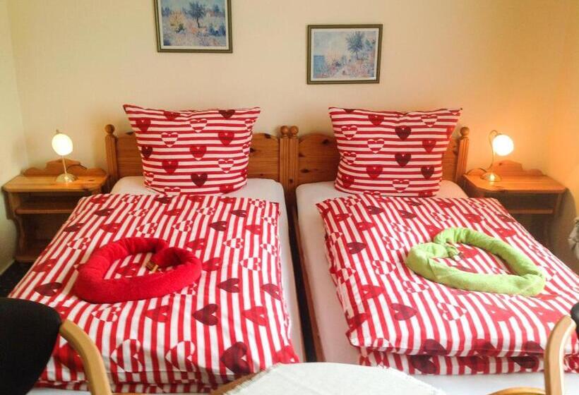 스탠다드 트리플 룸, An Der Uffe