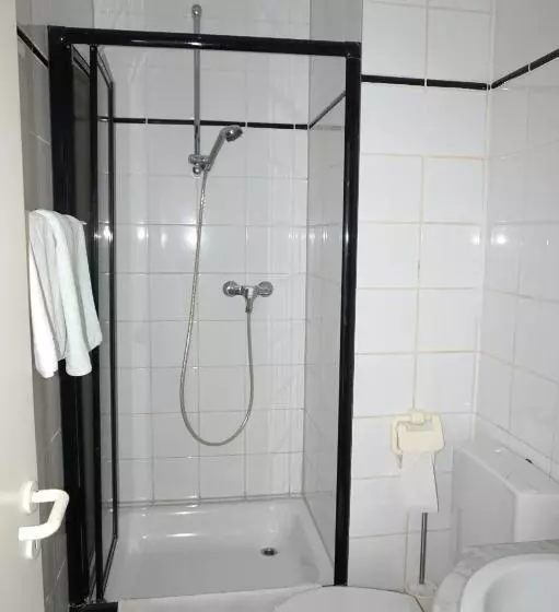 اتاق استاندارد سه نفره, Artus
