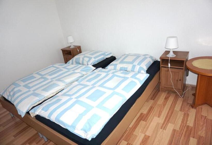 חדר סטנדרט לשלושה, Artus