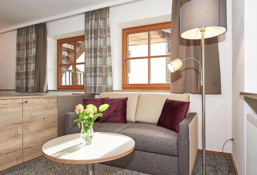 جناح جونيور, Neuhausl Superior