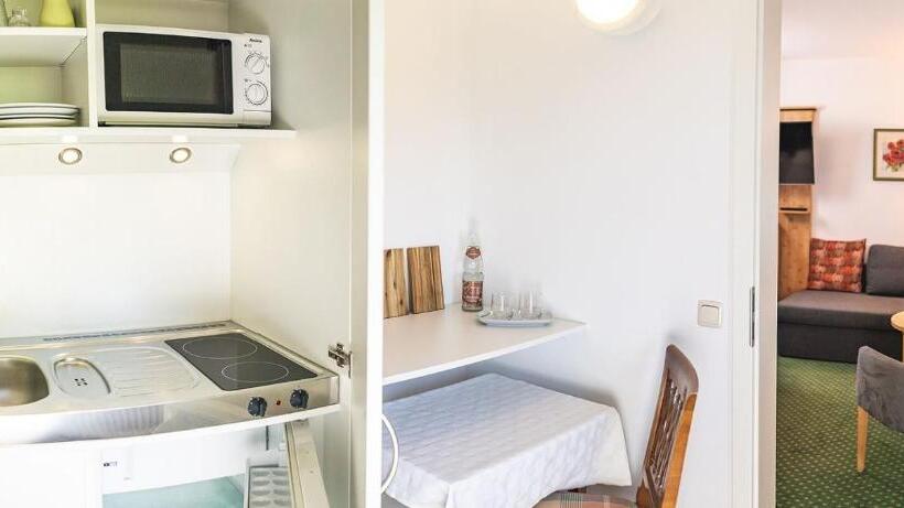 جناح جونيور مزوَّد بشرفة, Steffl Garni