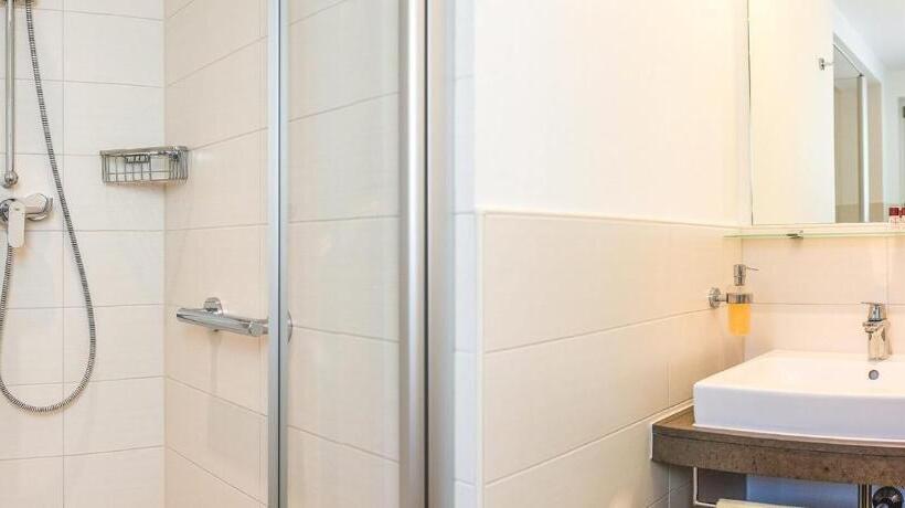 جناح جونيور مزوَّد بشرفة, Steffl Garni