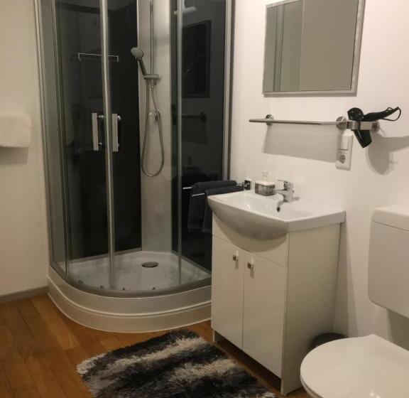 شقة غرفتين, Haus Im Grünen